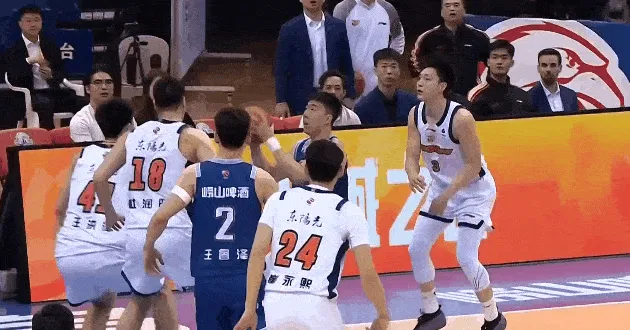 开云体育-王洪泽补防完成封盖，崔永熙反击快攻打进追至4分打停青岛